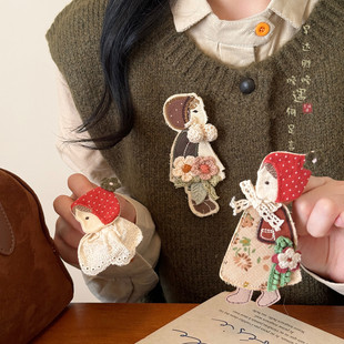 胸间童话~可爱布艺小女孩胸针女款2026新款配大衣毛衣固定扣别针