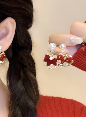 新年红色小马珍珠耳环女本命年高级感耳钉小众独特适合冬天的耳环