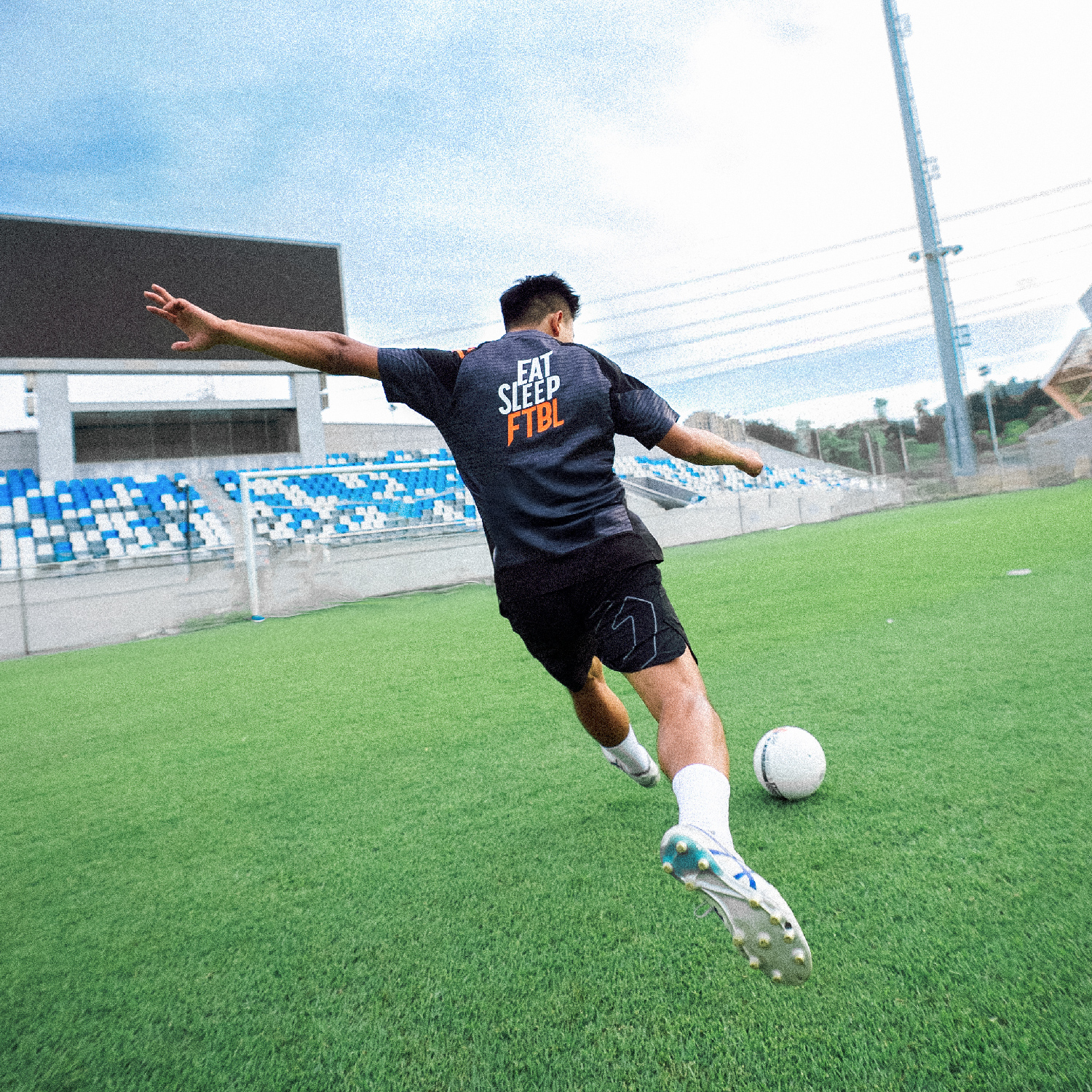 GOINTO 7天24小时足球生活 透气收腰修身圆领足球球衣训练服