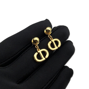 D家耳钉新款金色字母CD耳环猪鼻子吊坠小众设计感高级感简约耳饰
