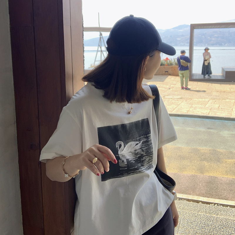 白色宽松休闲印花T恤女短袖上衣