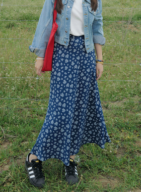 INNQ【一路繁花】2025秋季藏青色松紧高腰斜裁鱼尾碎花半身长裙女