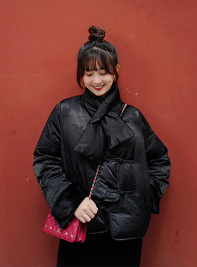 INNQ【东方美学】黑色缎面提花新中式盘扣琵琶襟冬围脖短款羽绒服