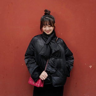 INNQ【东方美学】黑色缎面提花新中式盘扣琵琶襟冬围脖短款羽绒服