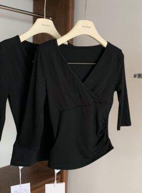 莱赛尔羊毛交叉V领正肩中袖t恤女黑色气质修身收腰上衣