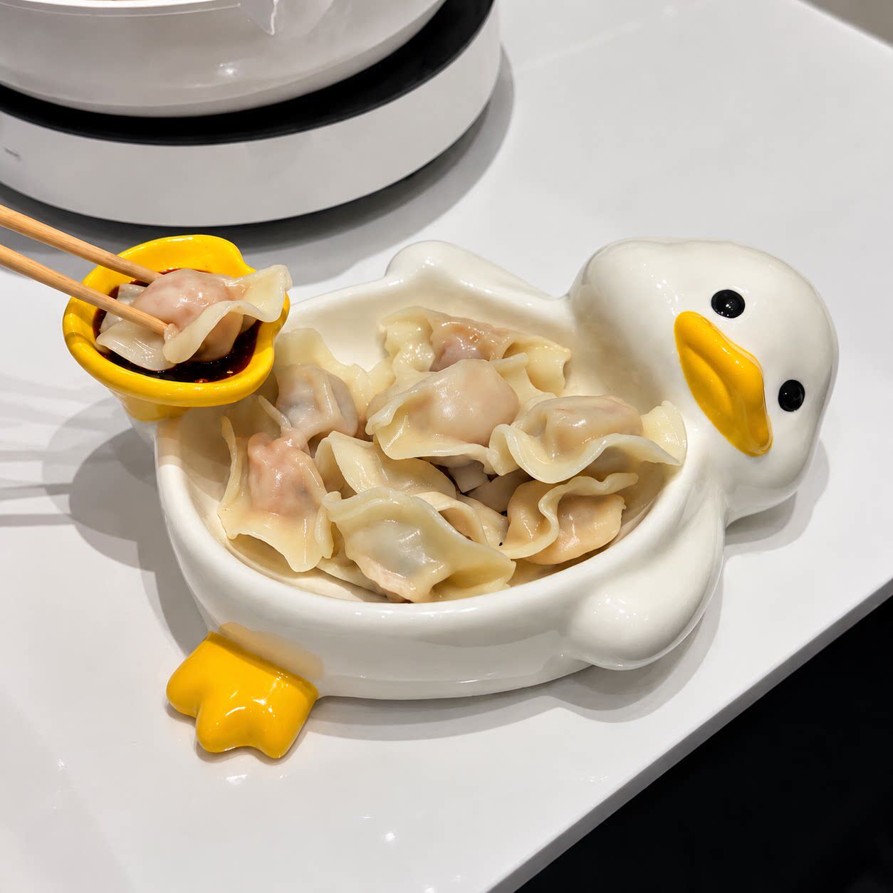 小鸭子碗蘸料碟一体式味碟超可爱薯条小吃碟创意陶瓷抬脚鸭饺子盘