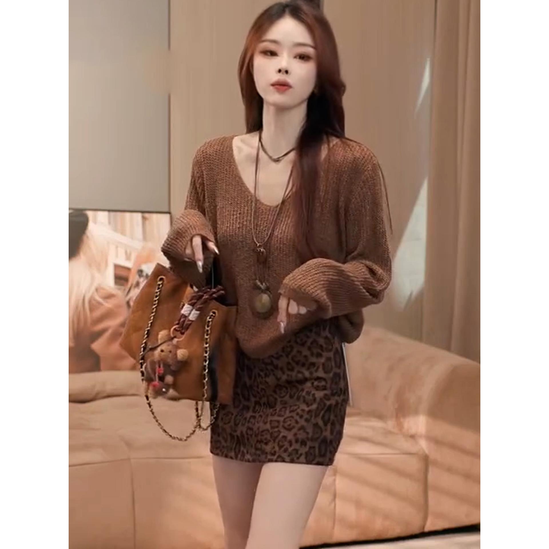 MONLOUVE巨好看的早秋超火一整套2025慵懒高级感V领毛衣+豹纹半身