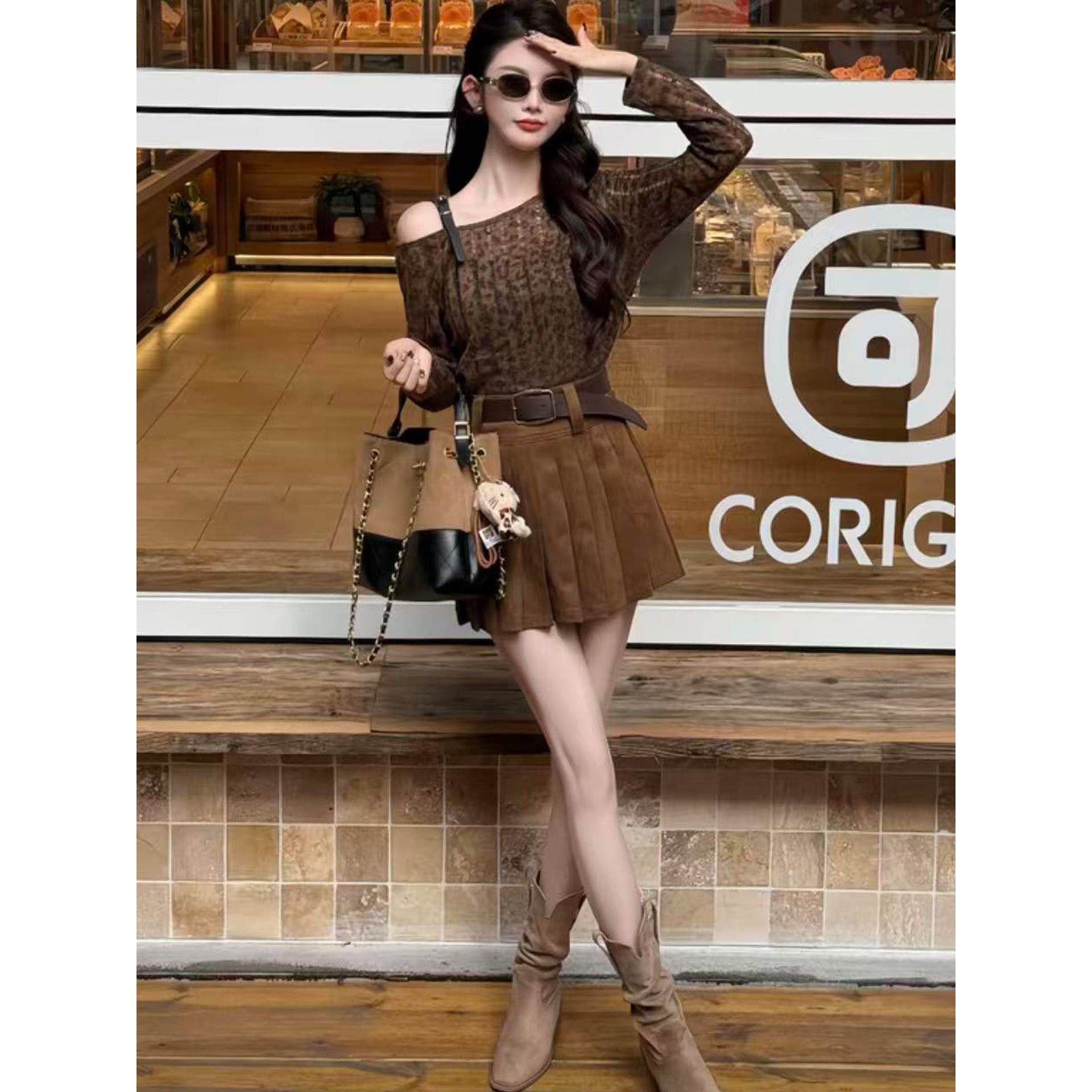 MONLOUVE巨好看的早秋一整套2025超火辣妹风性感豹纹斜肩上衣百褶