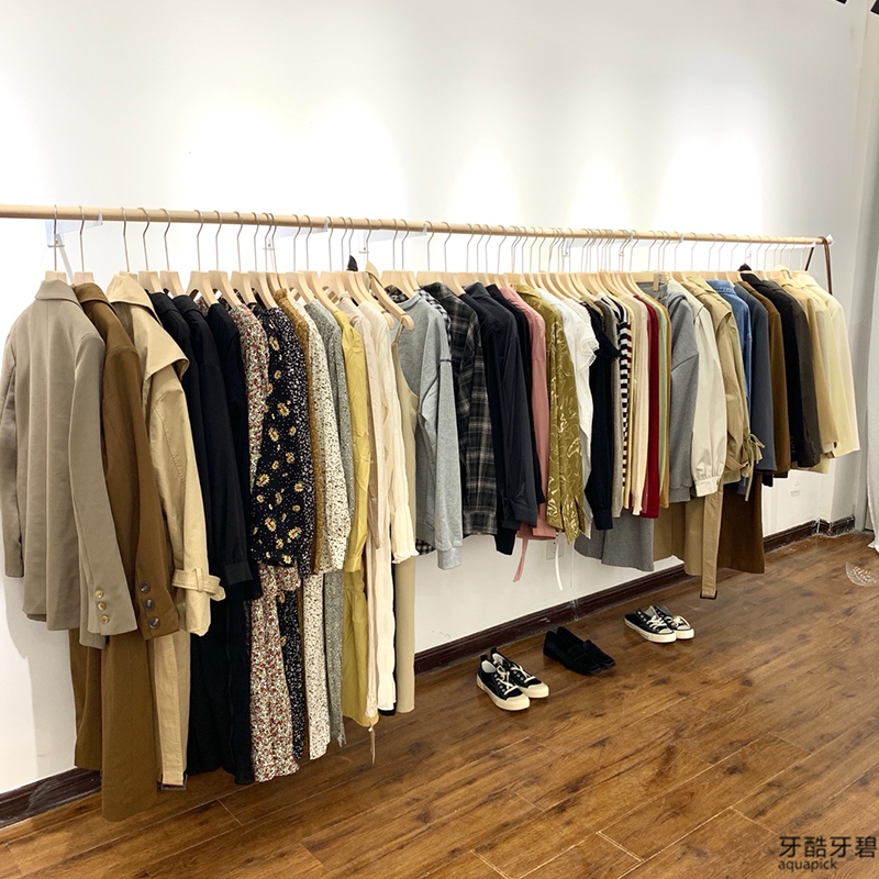 服装店展示架货架上墙壁挂衣杆实木挂衣架女装展示架实体店民宿.