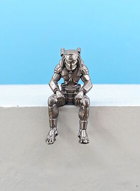 黄铜做旧桌面异型摆件静坐沉思铁血战士金属手办摆件创意坐姿模型