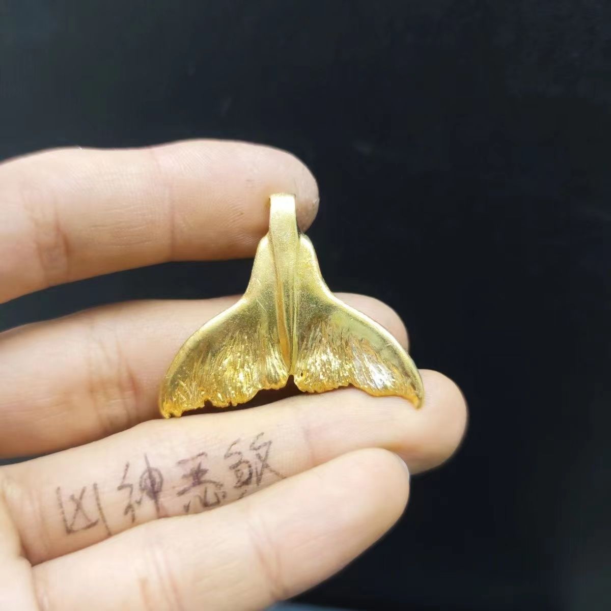 男女情侣黄铜鲸鱼尾吊坠图片