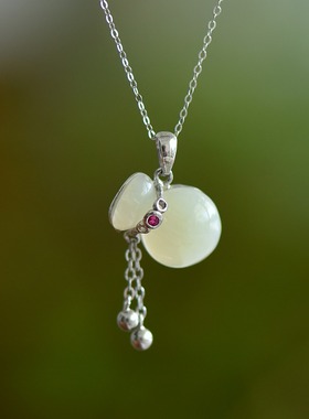 S925银镶嵌新疆和田玉白玉福袋玉石吊坠女款锁骨项链时尚百搭