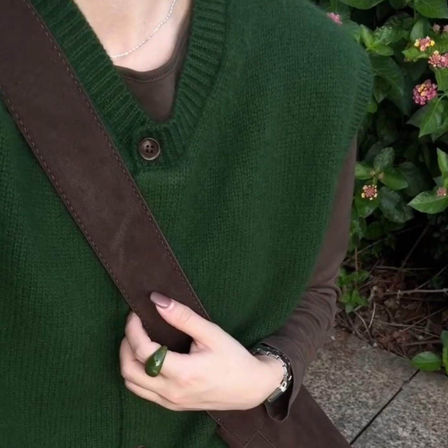 MONLOUVE复古高级感绿色圆领毛衣背心马甲开衫女秋冬新款宽松软糯