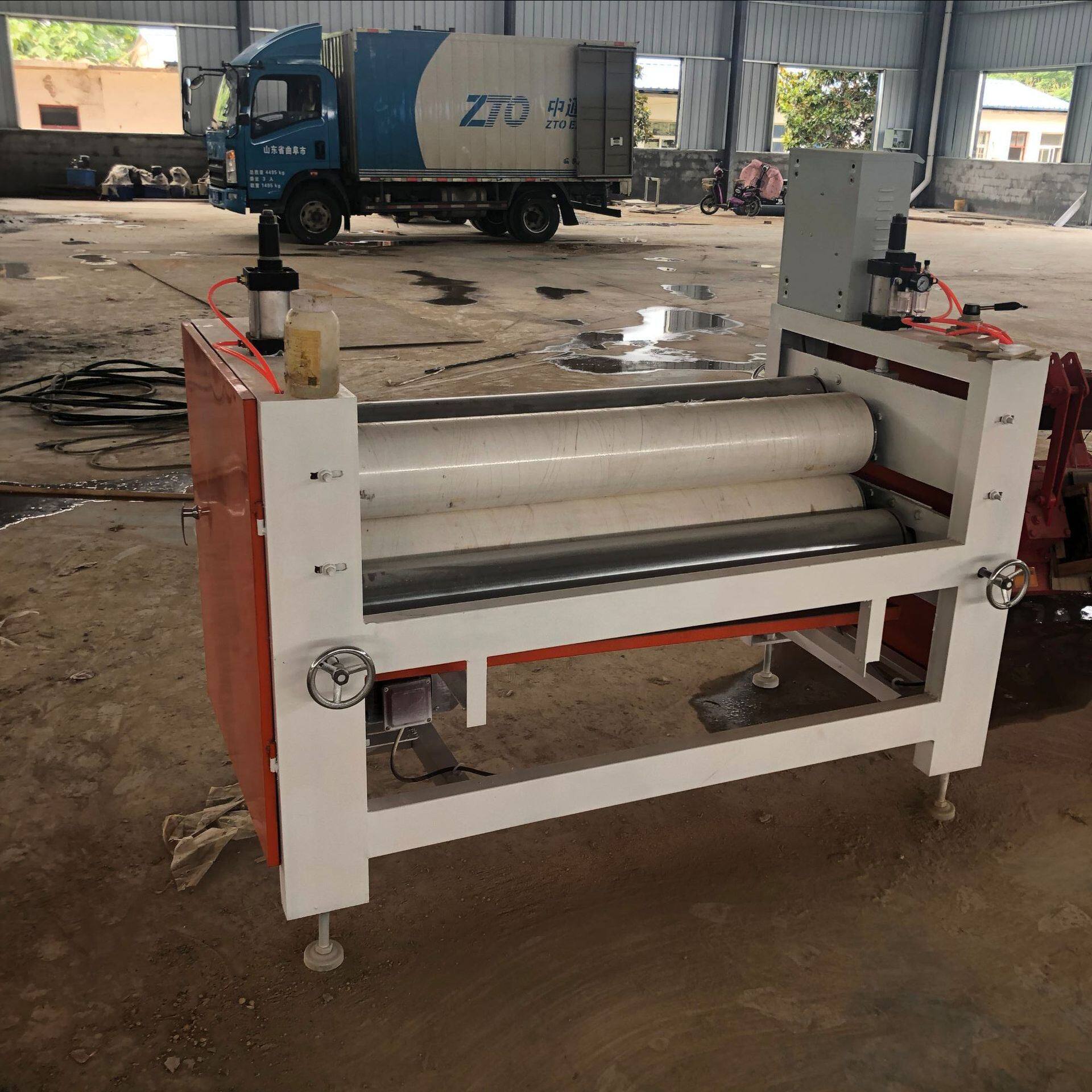 1400单面木板涂胶机 螺纹夹心板过胶机 木饰面刮刀型上胶机