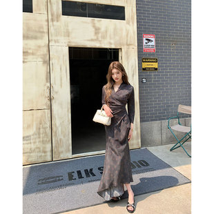 2026春夏新款老钱气质方格子印花修身V领连衣裙女装不规则长裙子