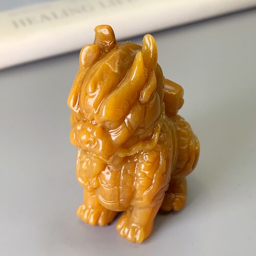 天然黄龙玉麒麟精雕手把件礼盒