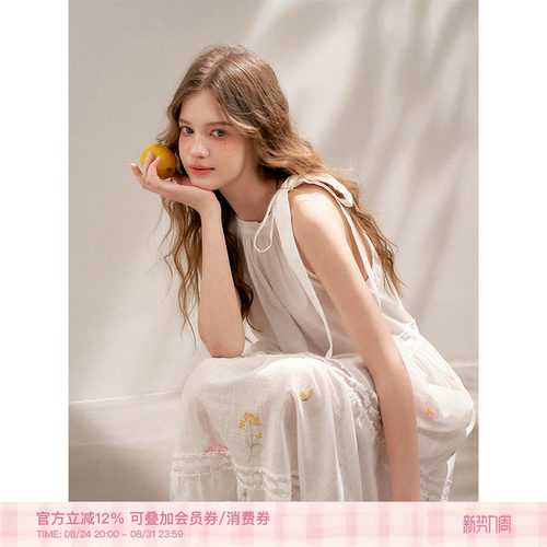 手绘花卉蕾丝花边拼接挂脖连衣裙