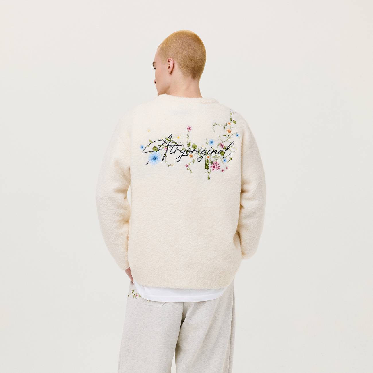 过肩花卉刺绣开衫毛衣