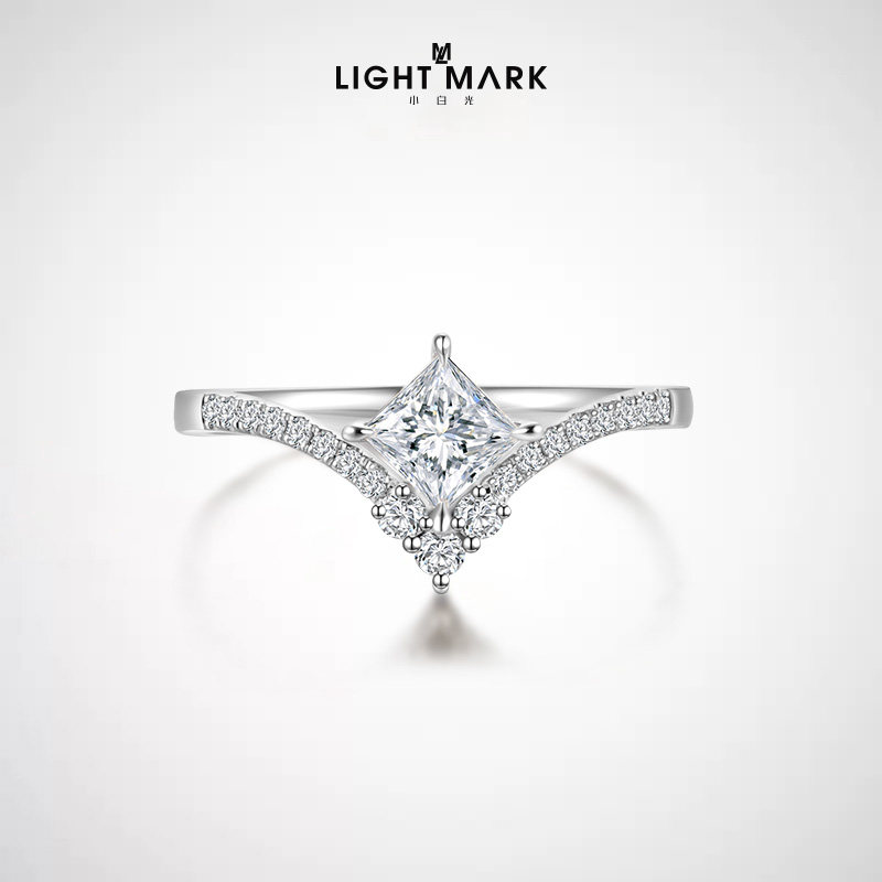 Light Mark/小白光 18K金铂金培育钻石女戒指V型戒臂公主方形钻戒