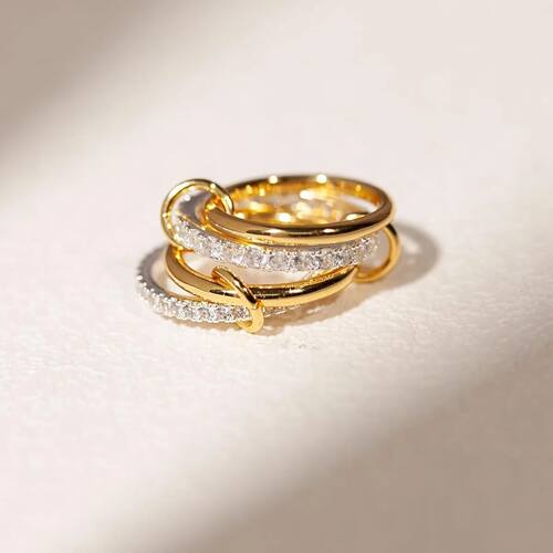A Four-Ring Interlocking Ring With A Personalized Design