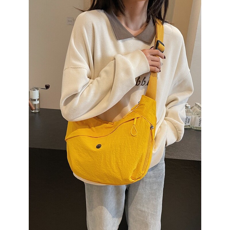 日本进口日系简约女士斜挎包大容量纯色百搭饺子包轻便通勤学生上