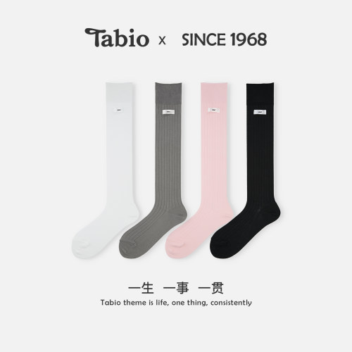 Tabio字母布标小腿袜子女时尚百搭长袜配靴子长筒袜纯色高筒女袜