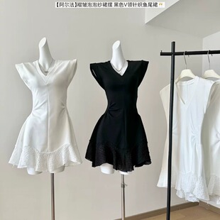 褶皱泡泡纱裙摆 黑色V领针织连衣裙新款夏女荷叶鱼尾裙绝美小裙子