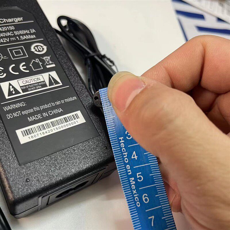 42V1A1.5A两轮平衡车锂电池42V36V阿尔郎龙吟航空三孔插头充电器