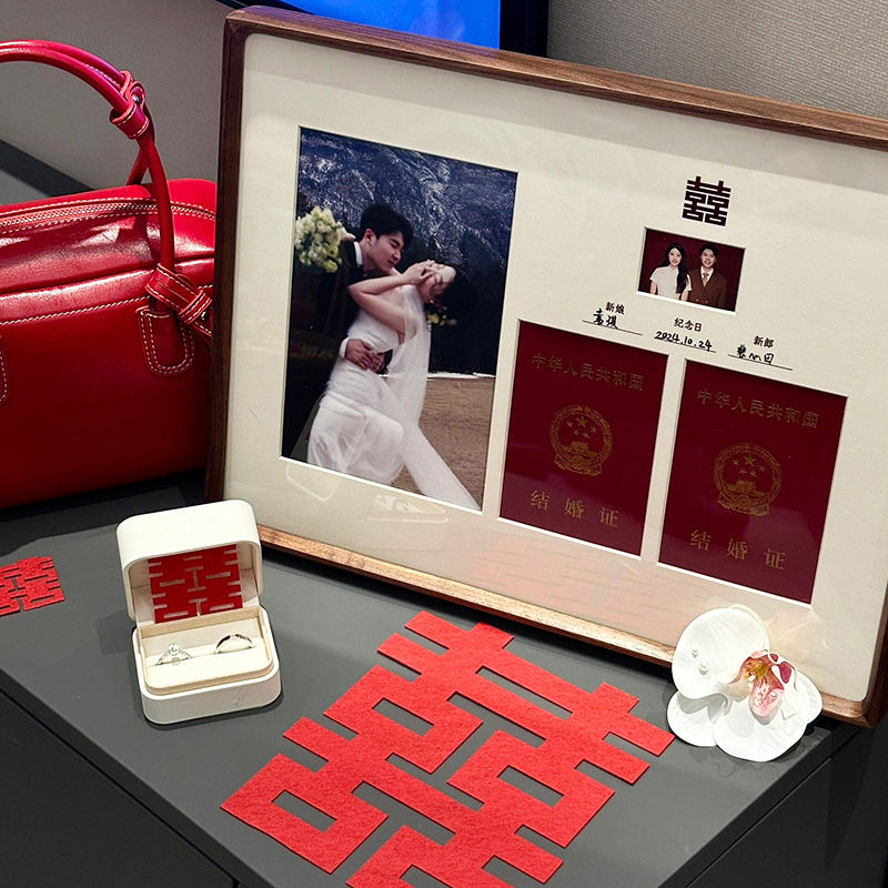 太有质感的结婚证相框~