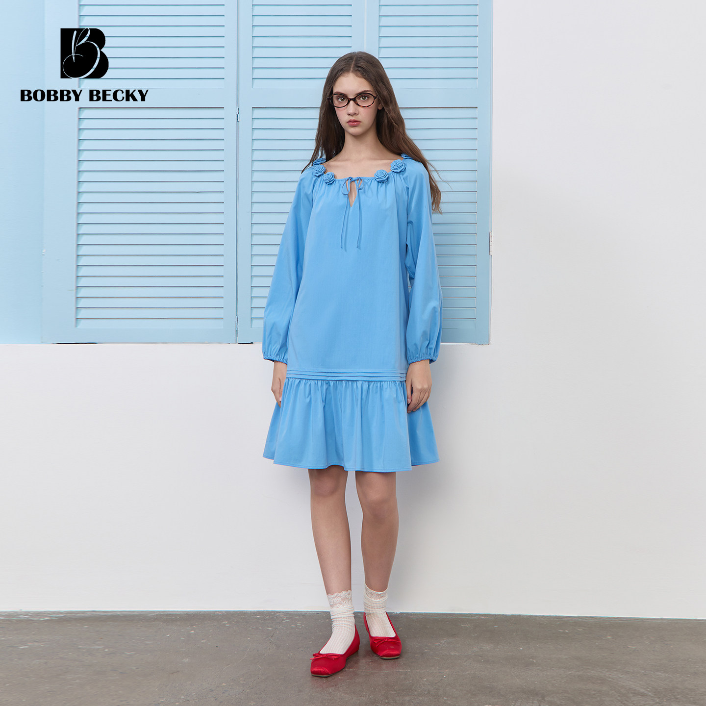 BobbyBecky春野手工花朵V领系带小A压褶温柔风连衣裙