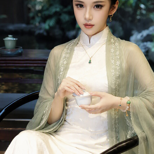 浅绿新中式旗袍防晒斗篷披肩