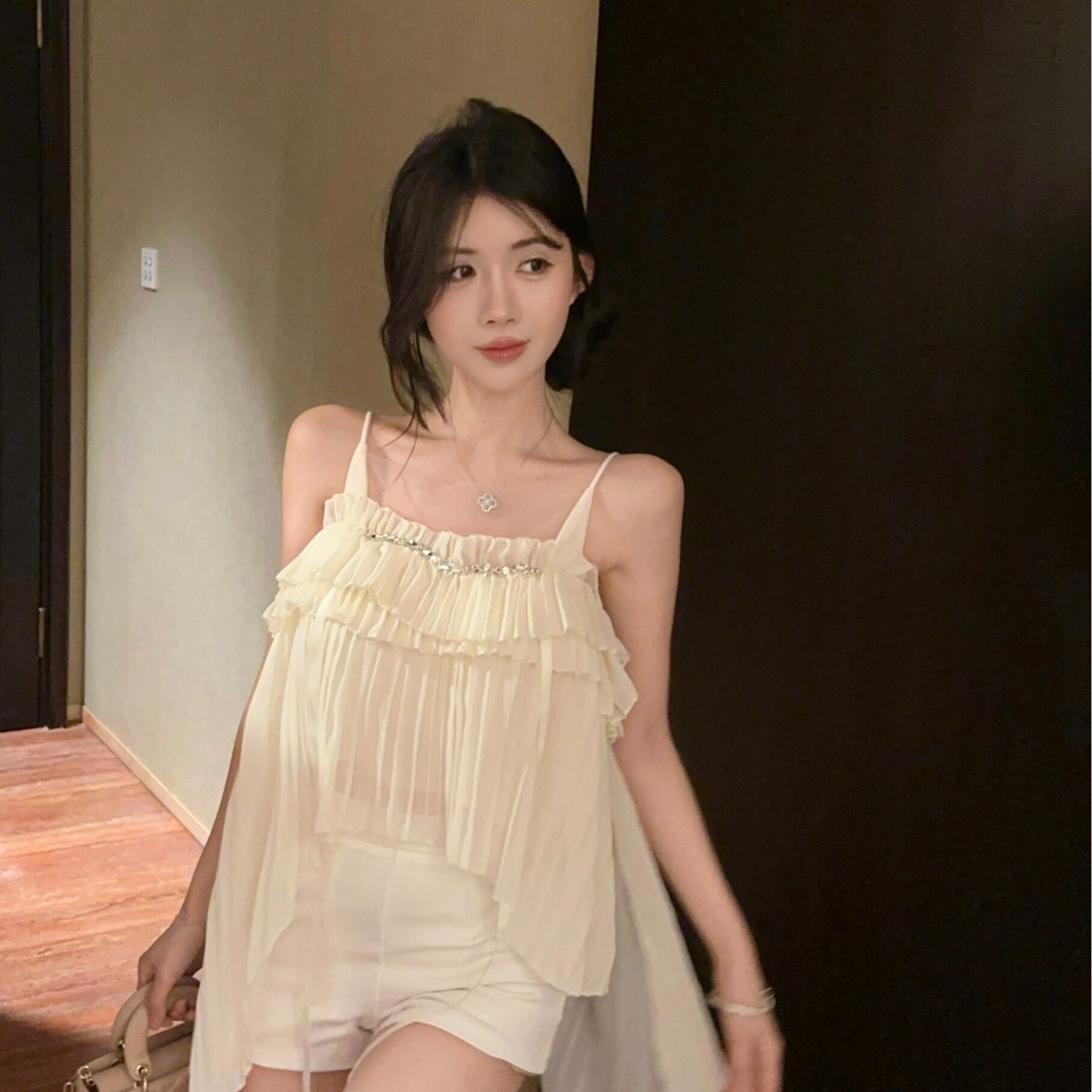 独特漂亮重工镶钻吊带雪纺衫女超仙下摆荷叶边小衫独特无袖小上衣
