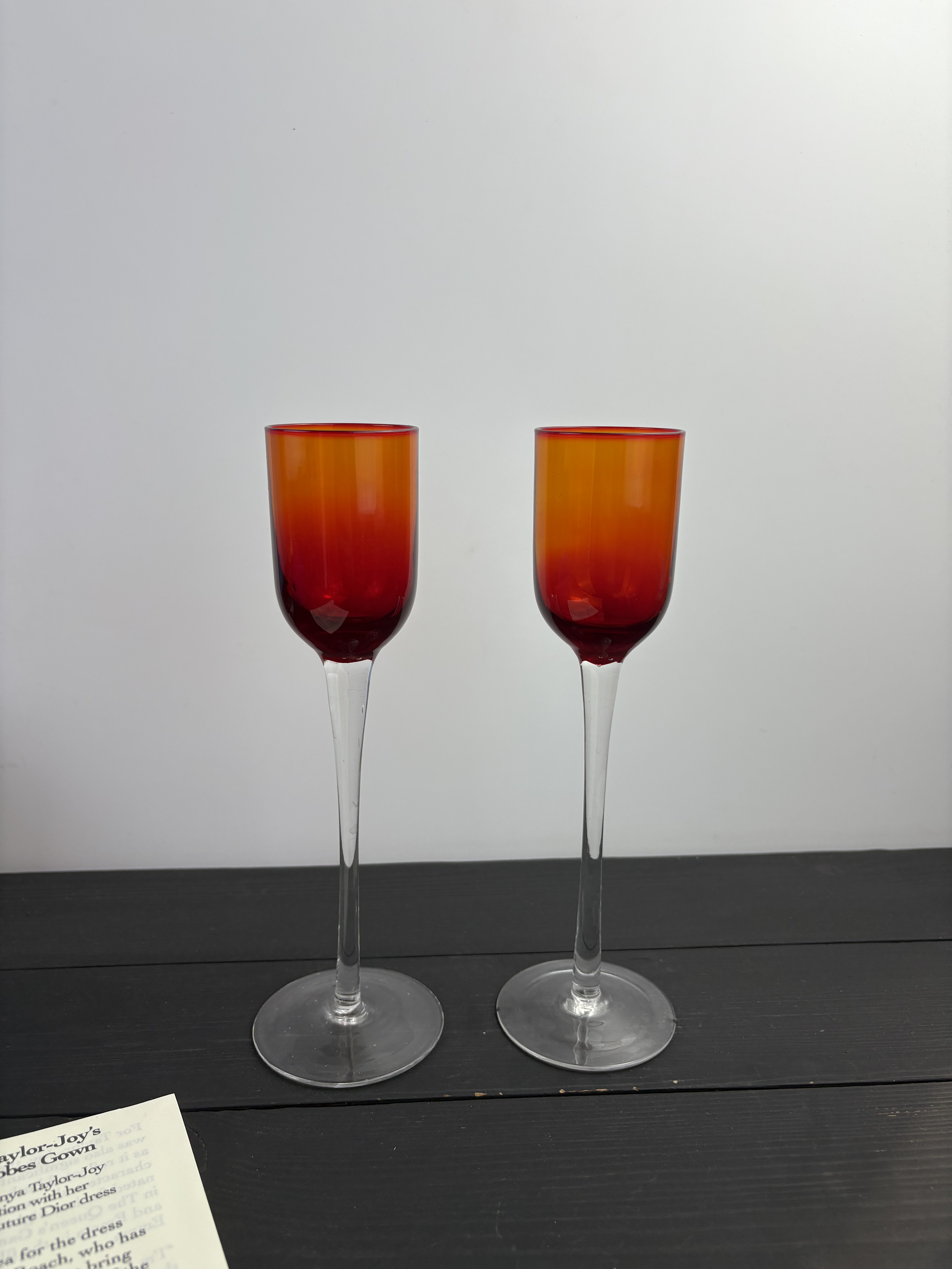 两只装橙红色中古高脚玻璃杯蜡烛杯复古橙红色小号高脚杯