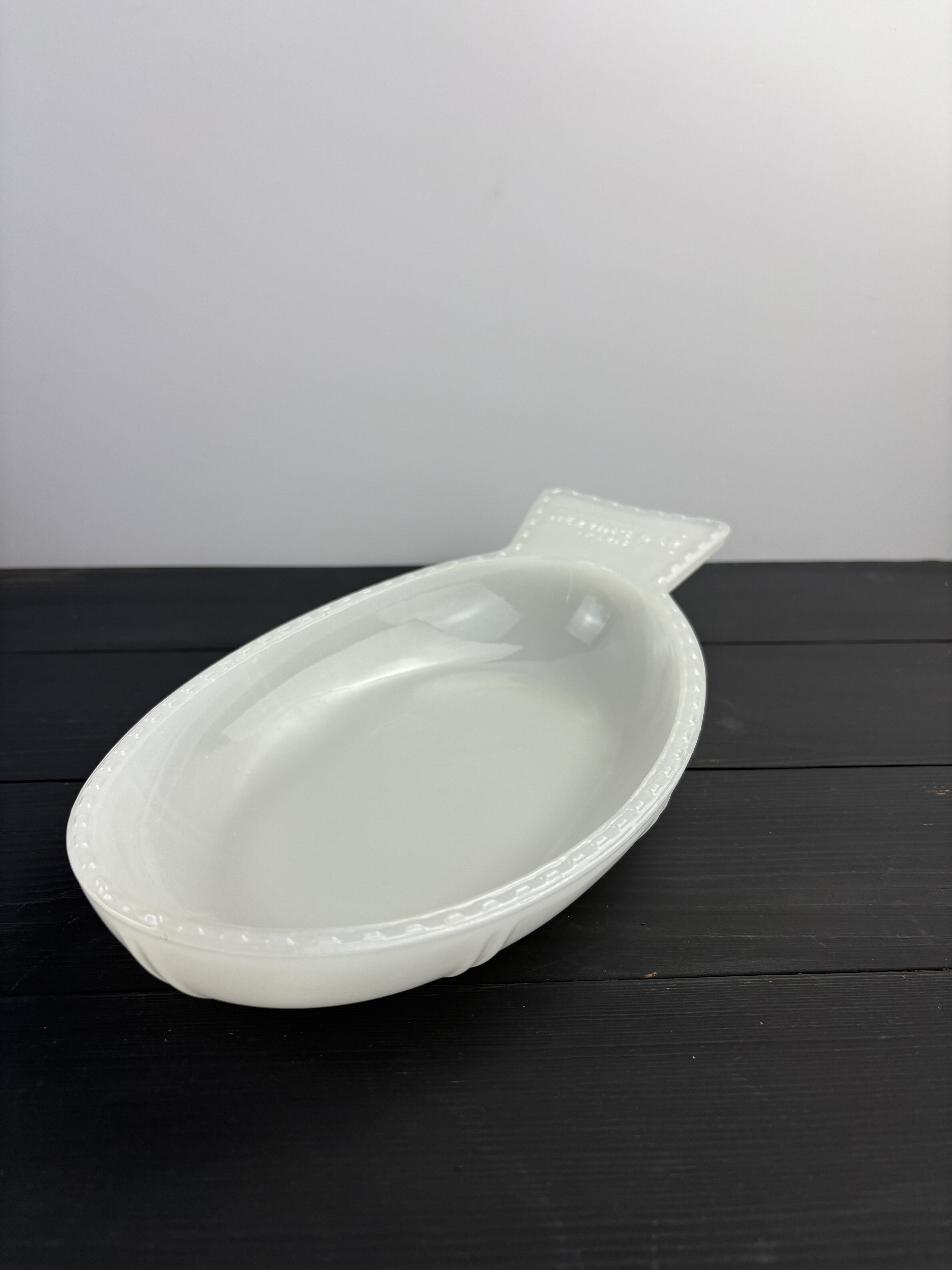 经典比利时白色奶玻璃盘鱼形奶玻璃盘鱼形奶玻璃果盘装饰盘点心盘