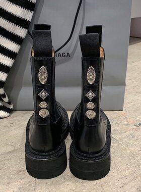 真皮加绒马丁靴中筒徽章扣靴子女