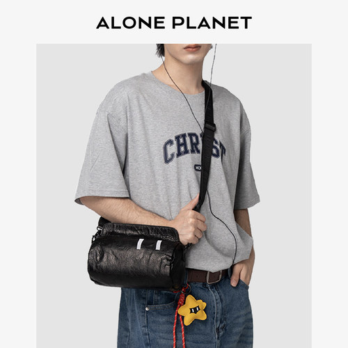 一个人的星球磁吸包口男士斜挎包