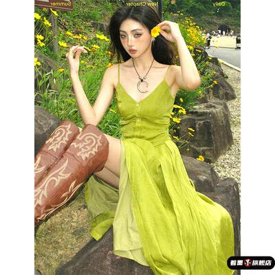 法式气质收腰吊带长裙褶皱绿色V领设计长款度假连衣裙