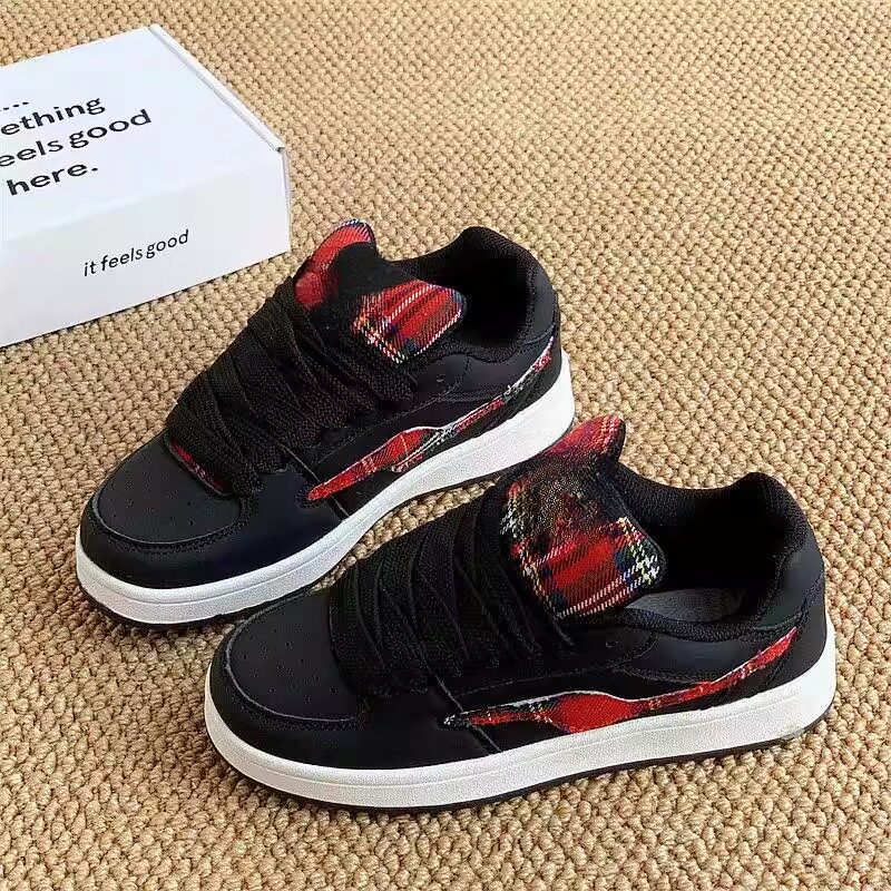 女款舒适厚底休闲鞋小众黑色百搭男女同款休闲板鞋2026年面包鞋女