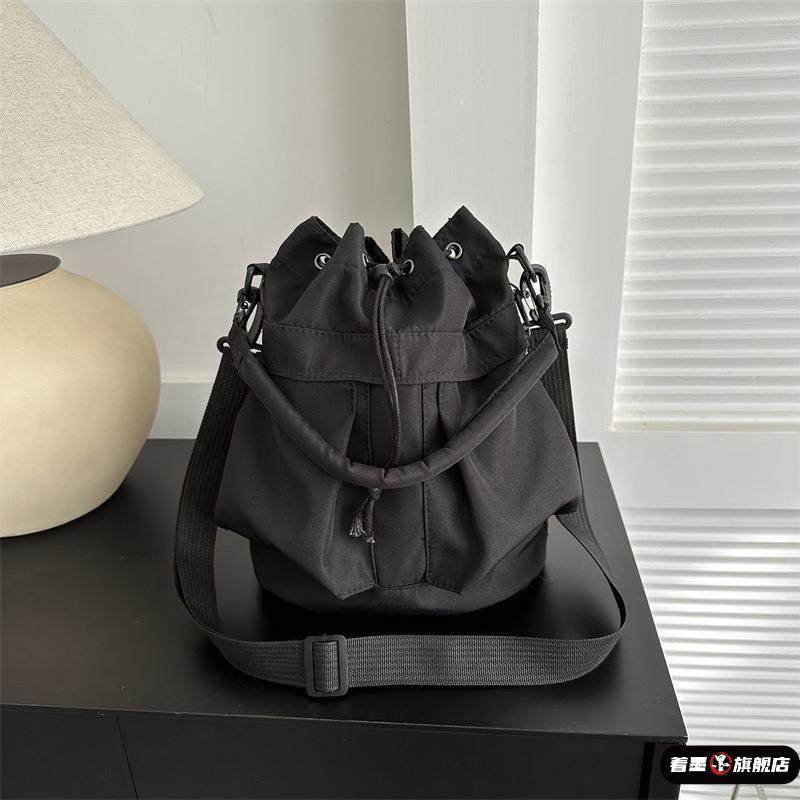 欧比韩版时尚尼龙布抽绳水桶包个性百搭手提单肩斜挎包日常休闲,箱包皮具/热销女包/男包,腋下包,淘宝优惠券,粉丝福利购,淘宝优惠卷