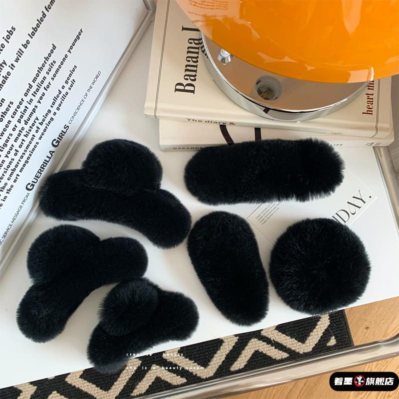 黑色系獭兔毛毛大发夹女后脑勺盘发鲨鱼夹秋冬毛绒球抓夹发卡头饰