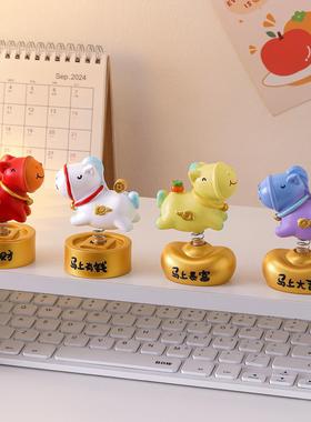 马年车载小马摆件2026年吉祥物生肖马上有钱发财挂件公仔装饰玩偶