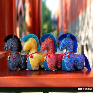 2026马年吉祥物摆件绸缎布艺生肖马毛绒玩偶新年装饰公司活动礼品