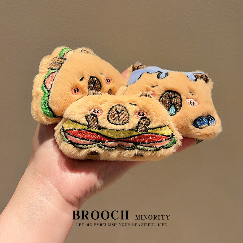 可爱卡皮巴拉胸针卡通毛绒美食水豚公仔挂件别针衣服包包装饰礼品