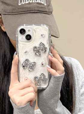 电镀银色蝴蝶结爱心手机壳适用苹果14Promax全包iPhone15水钻ins
