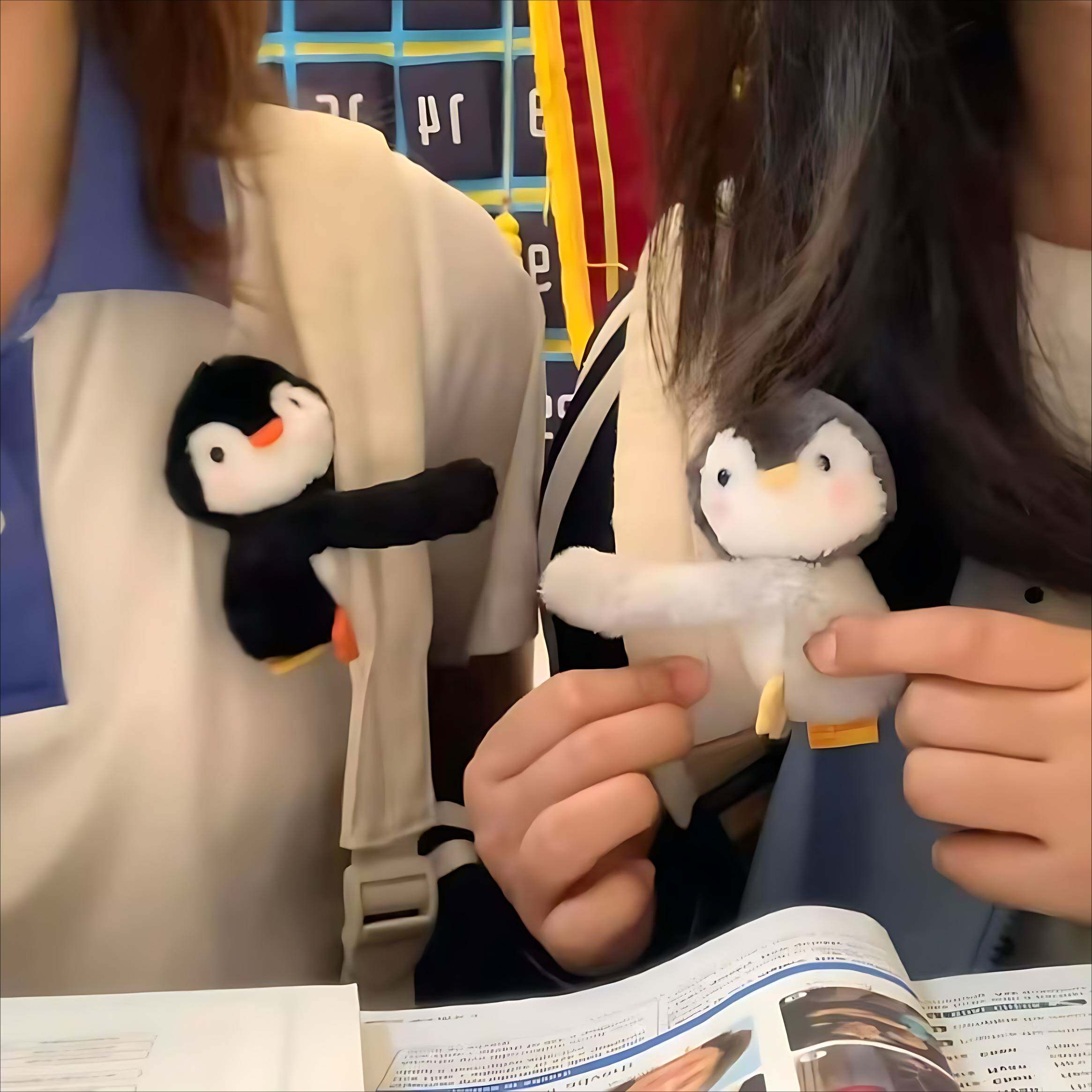 原创趣味抱抱企鹅双人拥抱书包