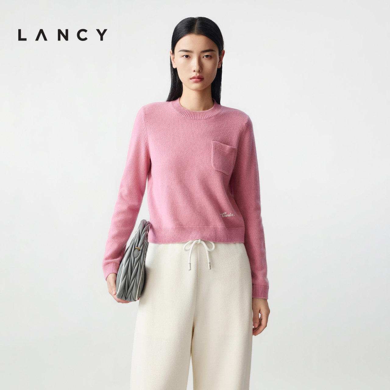 圆领设计 胸前贴袋 直板修身