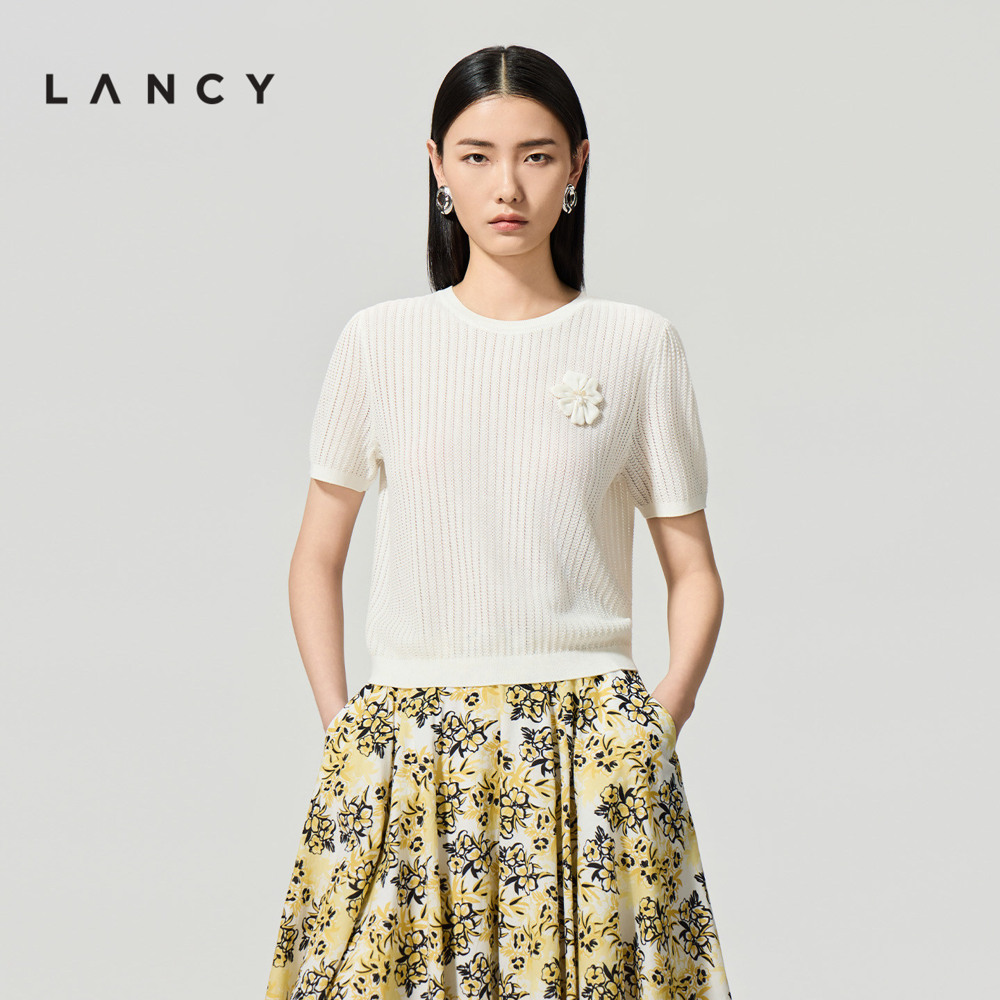 LANCY/朗姿2026年夏季新款气质圆领贴花短袖针织衫法式镂空上衣女