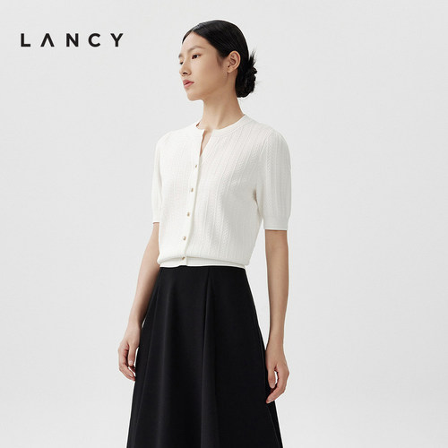 坑条肌理 下摆收束 裂口设计