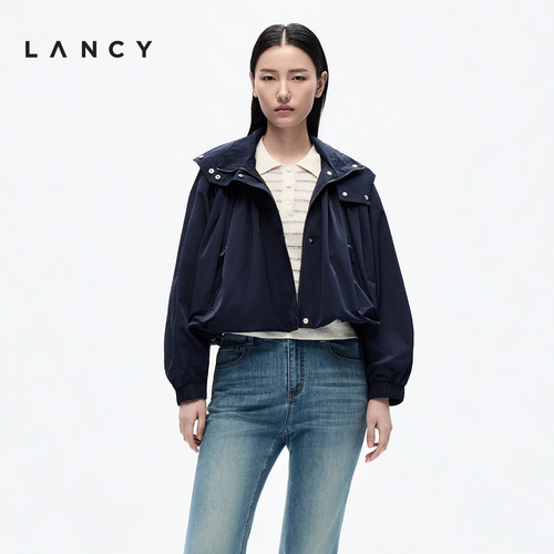 LANCY/朗姿2026春季新款醋酸时尚休闲立领连帽廓形竖褶短款外套女
