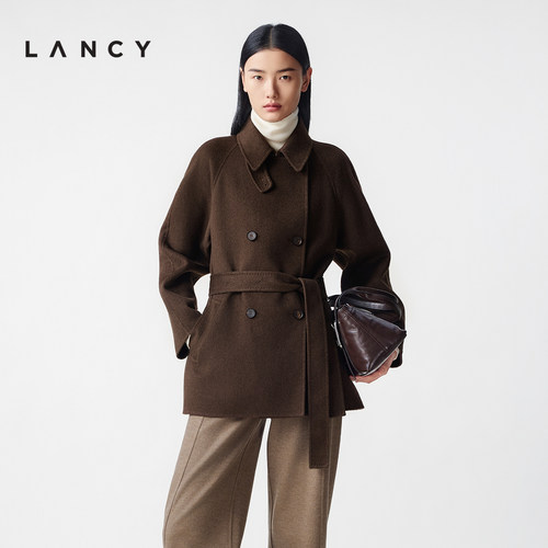 翻领设计 直身版型 细腻绒面